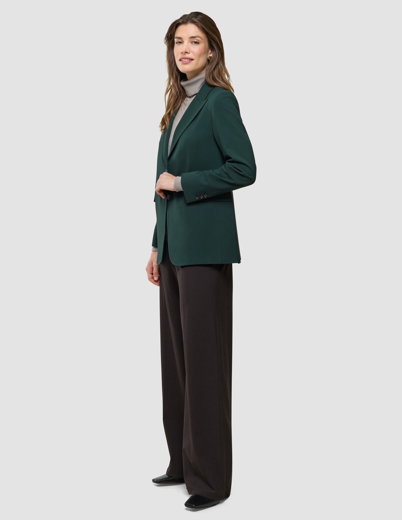 Ease Blazer Reg i Evergreen, helfigur fra siden med kvinde i grøn blazer og sorte bukser.